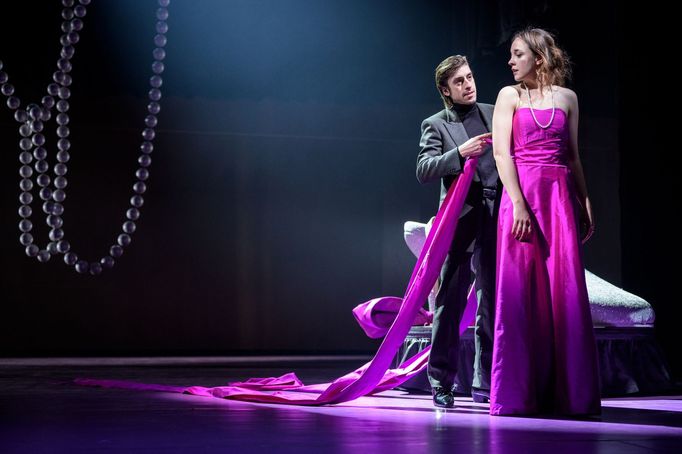 Pavel Neškudla coby Lhereux a Denisa Barešová jako Ema Bovaryová.