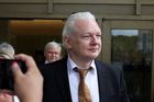 Assange přiznal vinu a po dohodě s úřady USA je volný. Odletěl do Austrálie