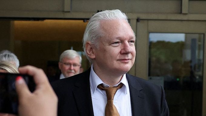 Julian Assange odchází od soudu na Severních Marianech.