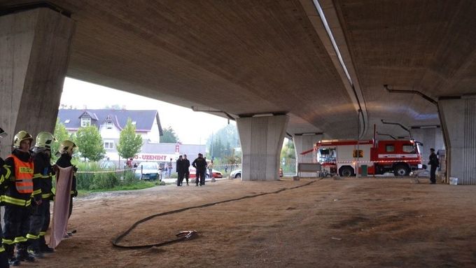 Ohořelé tělo bezdomovce se našlo pod mostem.