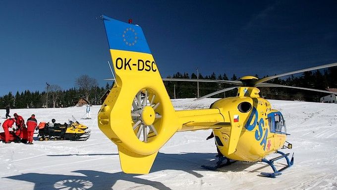 Vrtulník zraněnou lyžařku převezl do ústecké nemocnice (ilustrační foto).