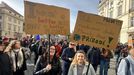 Demonstrace proti Petru Macinkovi jako možnému ministru životního prostředí na Hradčanském náměstí.