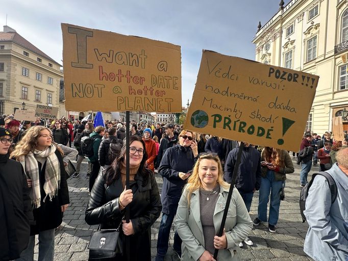 Demonstrace proti Petru Macinkovi jako možnému ministru životního prostředí na Hradčanském náměstí.