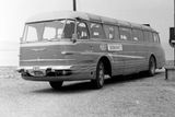 Ikarus začal počátkem 50. let vyvíjet nový autobus s tehdy nezvyklou koncepcí s motorem vzadu a samonosnou karoserií. Budapešťská továrna vyvíjela městskou i dálkovou verzi.