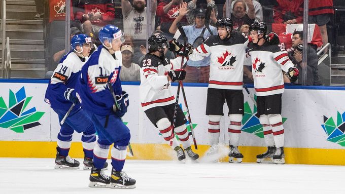 Kanaďané oslavují jeden z jedenácti gólů proti Slovensku na juniorském MS 2022.