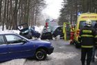 Třetí vozidlo sjelo do příkopu, když se snažilo srážce vyhnout.