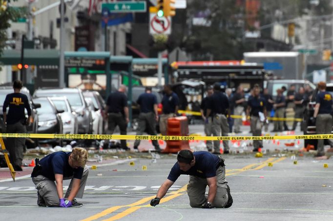 FBI prohledává místo výbuchu na Manhattanu.