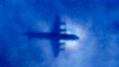 Téměř rok stará fotografie stínu novozélandského letounu, pátrajícího v Indickém oceánu po vraku malajsijského boeingu.
