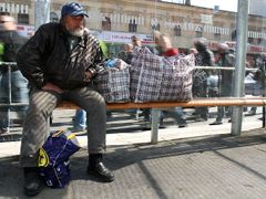 Demonstranti se následně přemístili před brněnské Hlavní nádraží, kde policie uzavřela celý prostor a "uvěznila" tím i některé běžné chodce čekající na tramvaj.