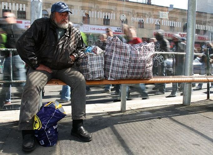 Demonstranti se následně přemístili před brněnské Hlavní nádraží, kde policie uzavřela celý prostor a "uvěznila" tím i některé běžné chodce čekající na tramvaj.