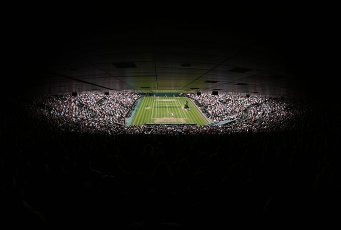 Pohled na centrální kurt během finále Wimbledonu 2021 Karolína Plíšková - Ashleigh Bartyová.