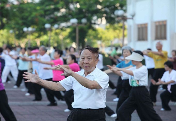 Výhodou Tai-chi je, že lze cvičit v každém věku.