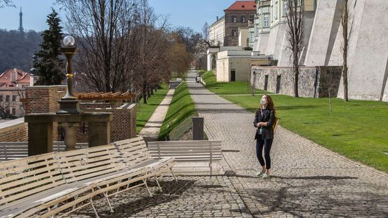 Foto: Sem od pátku můžete. Hrad otevírá dvoje velké zahrady a část Jeleního příkopu