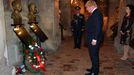 Boris Johnson klade během návštěvy Prahy v kryptě kostela sv. Cyrila a Metoděje věnec k památníku parašutistů.