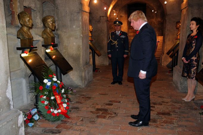 Boris Johnson klade během návštěvy Prahy v kryptě kostela sv. Cyrila a Metoděje věnec k památníku parašutistů.