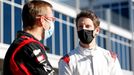 Romain Grosjean při prvních testech monopostu IndyCar diskutuje se Sébastienem Bourdaisem.