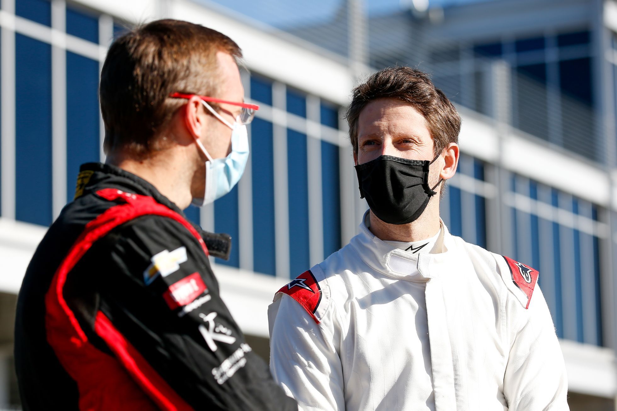 Romain Grosjean při prvních testech monopostu IndyCar diskutuje se Sébastienem Bourdaisem