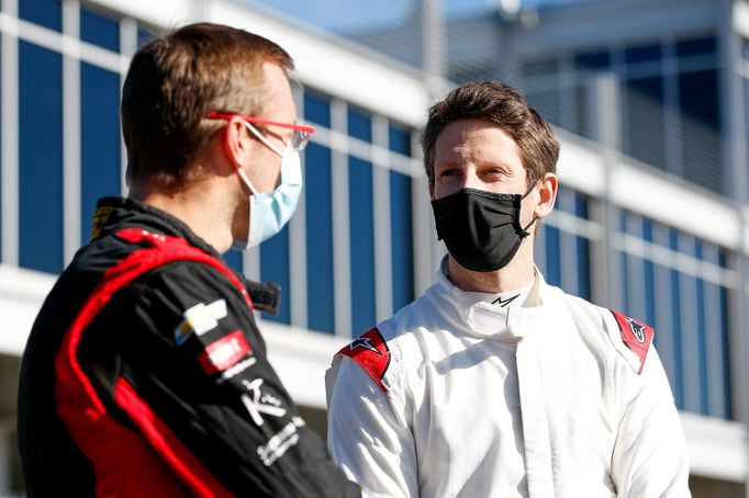 Romain Grosjean při prvních testech monopostu IndyCar diskutuje se Sébastienem Bourdaisem.