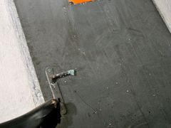 Zachované cedulky na stěnách i na dveřích statku dokládají možnou míru nebezpečí chemických látek.