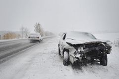 Jízdu po středočeských silnicích komplikuje nový sníh