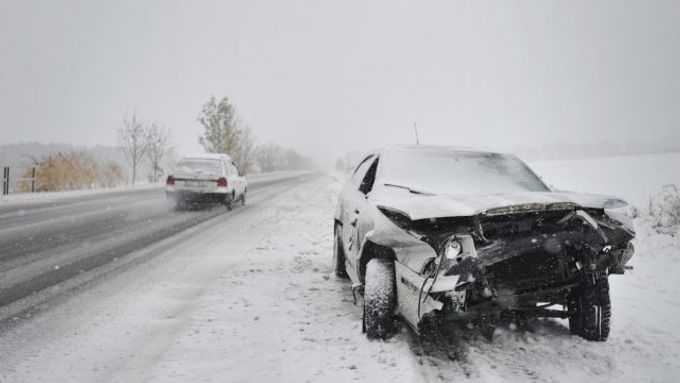 Sněžení komplikovalo 27. října sjízdnost silnice ze Svoru na Českolipsku směrem k hraničnímu přechodu s Německem v Rumburku na Děčínsku. Na kluzké vozovce se stalo několik dopravních nehod.