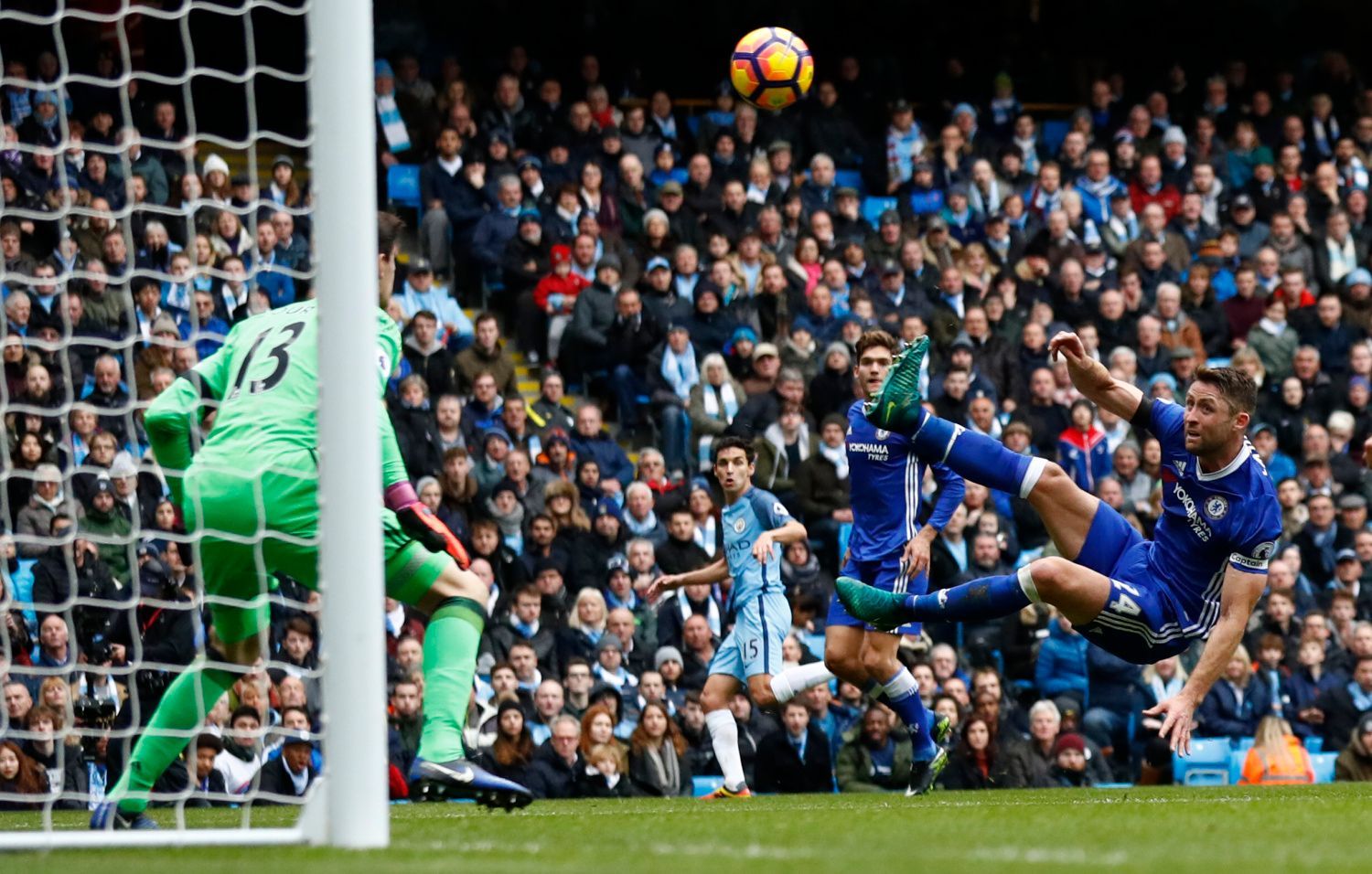 PL, Manchester City - Chelsea: Gary Cahill z Chelsea si dává vlastní gól