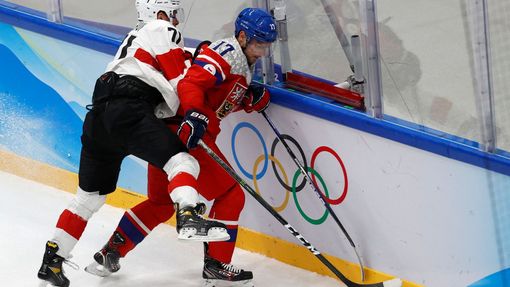 Vladimír Sobotka a Enzo Corvi v zápase Česko - Švýcarsko na ZOH 2022 v Pekingu