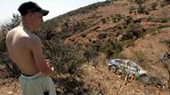 Fínský jezdec Mikko Hirvonen se dívá na svůj havarovaný ford během druhé etapy Mexické rallye.