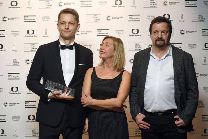 Producent Staříků Jiří Konečný (vlevo) převzal cenu za nejlepší film. Uprostřed je herečka Vanda Hybnerová, vpravo spisovatel Michal Viewegh.