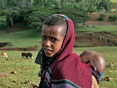 Péči o nejmladší členy rodiny nechávají etiopští rodiče běžně na jejich starších sourozencích.