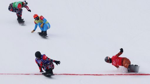Dramatický finiš snowboardcrossového finále na hrách v Pekingu