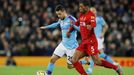 Bernardo Silva a Georginio Wijnaldum v zápase Premier League Liverpool - Manchester City