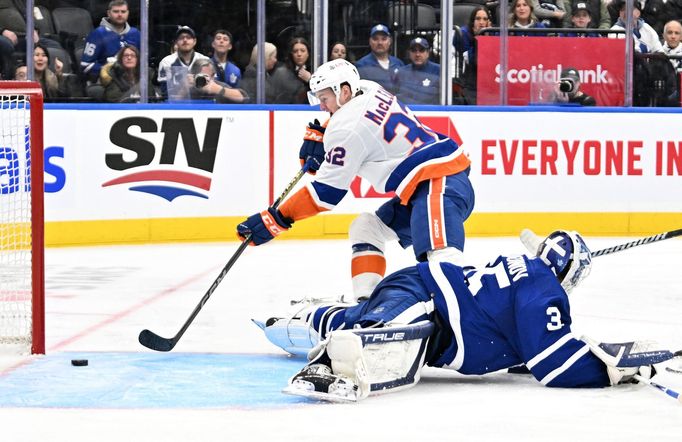 Kyle MacLean střílí branku do sítě Toronta