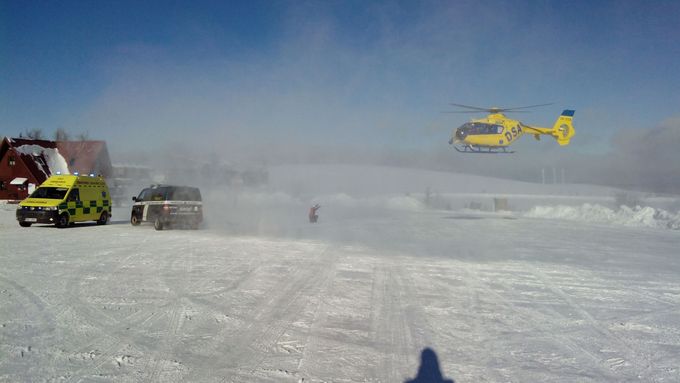 Šestnáctiletého lyžaře transportoval vrtulník do ústecké nemocnice.