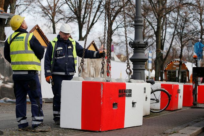 Instalace betonových bloků na berlínské vánoční tržiště.