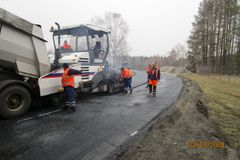 Až třetina silnic a mostů je v havarijním stavu. Pro bezpečnost je důležité i sekání trávy