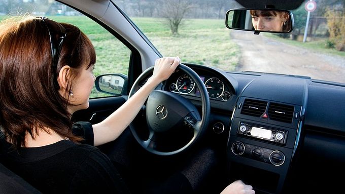 Buď řidičky nejsou zdaleka tak odpovědné za volantem, anebo jsou v anketách upřímnější než muži.