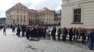 A fronta u Arcibiskupského paláce. Fronta opravdu pořádná.