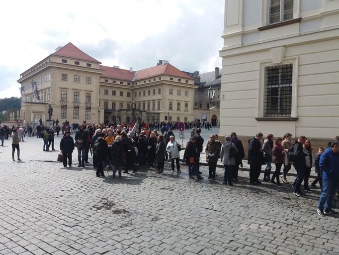 A fronta u Arcibiskupského paláce. Fronta opravdu pořádná.