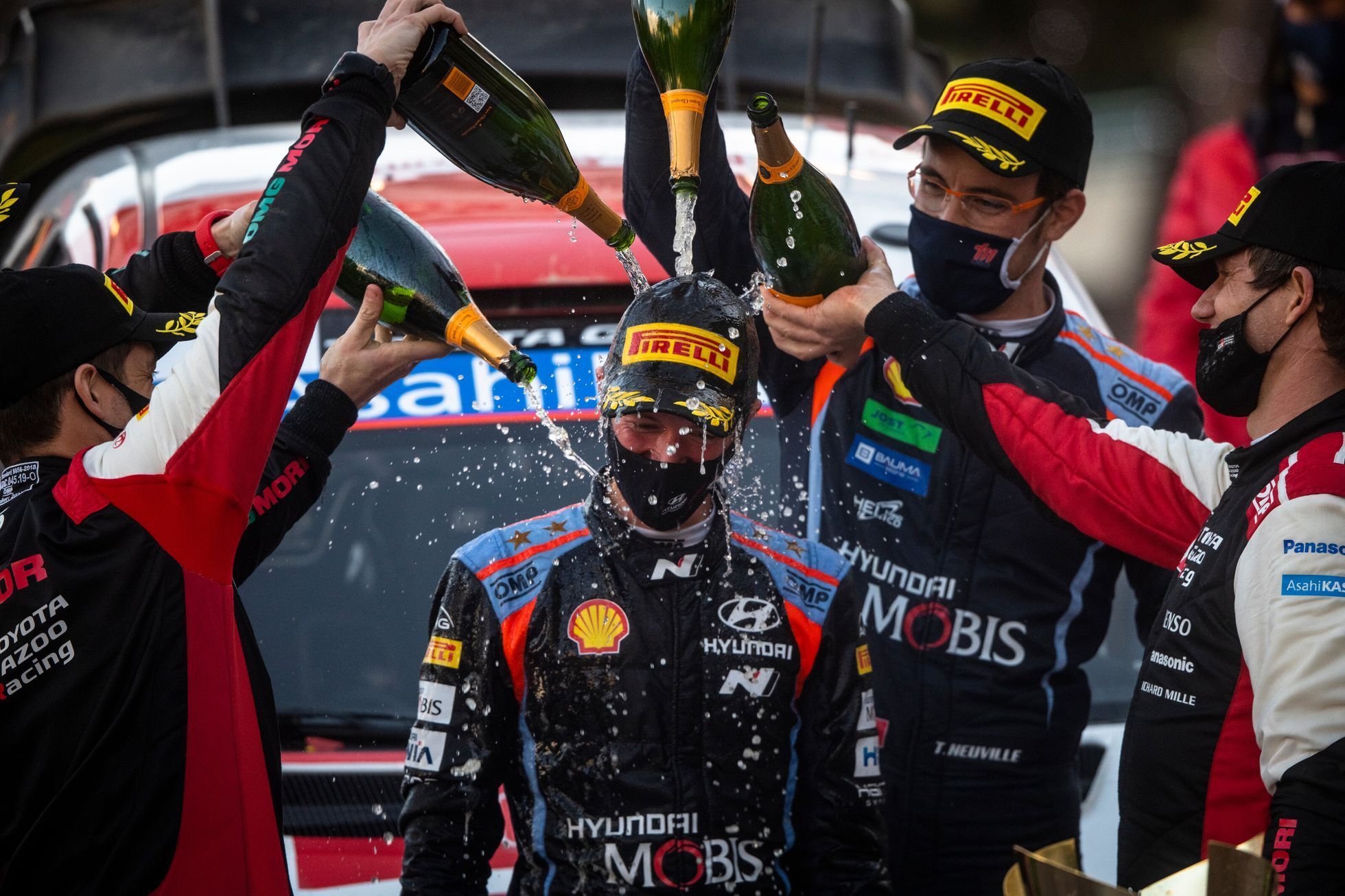Thierry Neuville (Hyundai) slaví na konci Rallye Monte Carlo 2021