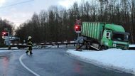 Osobní vlak jel z Chocně do Přerova, na jednom z přejezdů zde uvázlo popelářské auto.