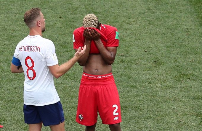 Jordan Henderson a Michael Amir Murillo v zápase Anglie - Panama na MS 2018