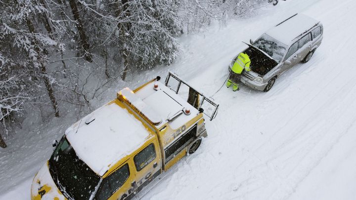 Jak v mrazu dojet až do cíle? Rady, co vozit v autě a kolik mít paliva v nádrži