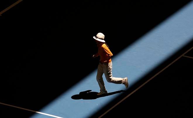 Čárosvý sudí při zatahování střechy