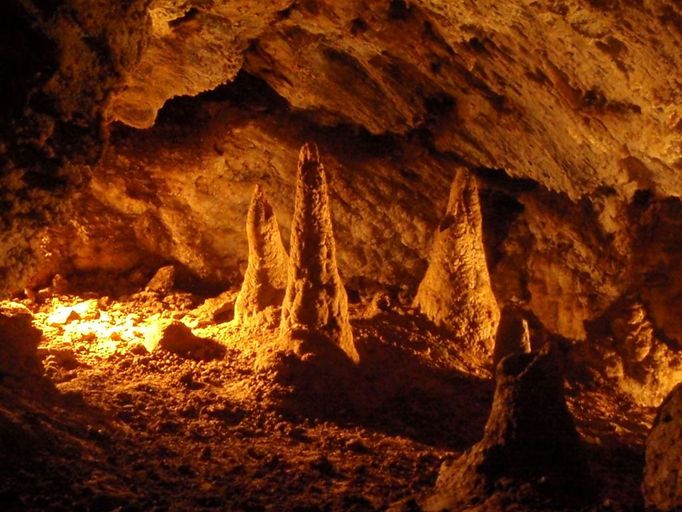 Zbrašovské aragonitové jeskyně - národní přírodní památka, jeskyně s jeidnečnými hlubinnými vývěry teplé minerální vody.