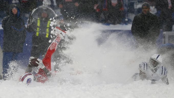 Když jde blizzard s vichřicí... Podívejte se, jak se hrál zápas NFL mezi Buffalem a Indianapolis