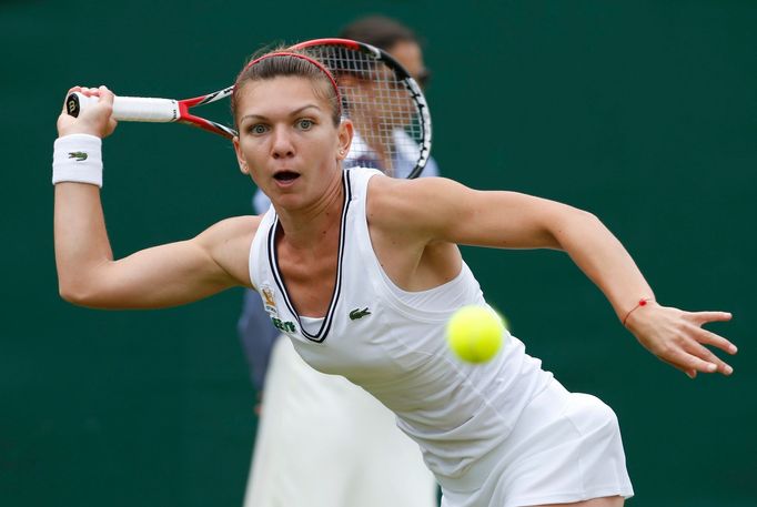 Simona Halep of Romania hits a return to Li Na of China during their women's singles tennis match at the Wimbledon Tennis Championships, in London June 27, 2013. REUTERS/