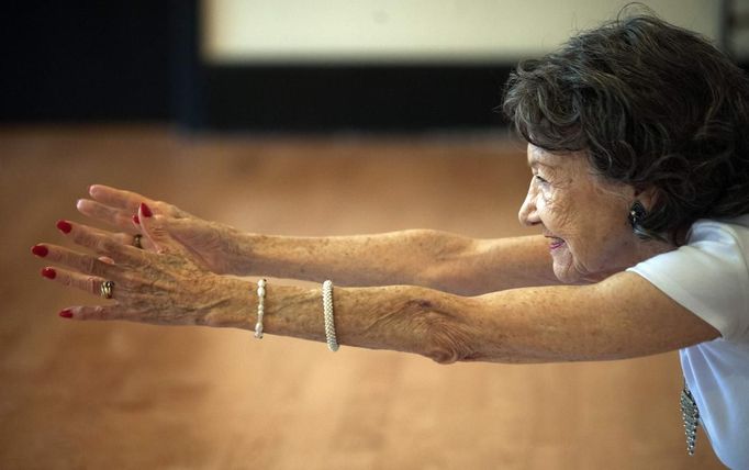 Yoga instructor Tao Porchon-Lynch goes through yoga poses in her yoga class in Hartsdale, New York, May 14, 2012. At 93 years old, Porchon-Lynch was named the world's oldest yoga teacher by Guinness World Records. REUTERS/Keith Bedford (UNITED STATES - Tags: SOCIETY) Published: Kvě. 14, 2012, 10:43 odp.