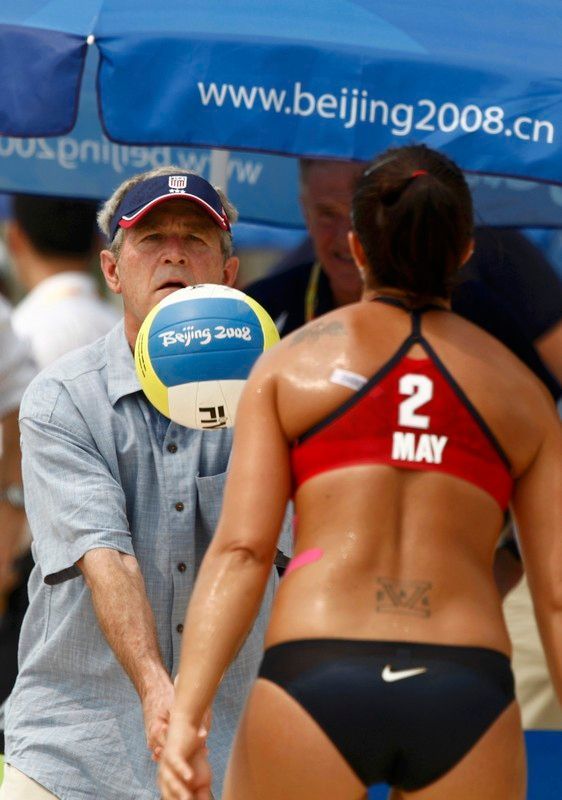 George Bush hraje volejbal