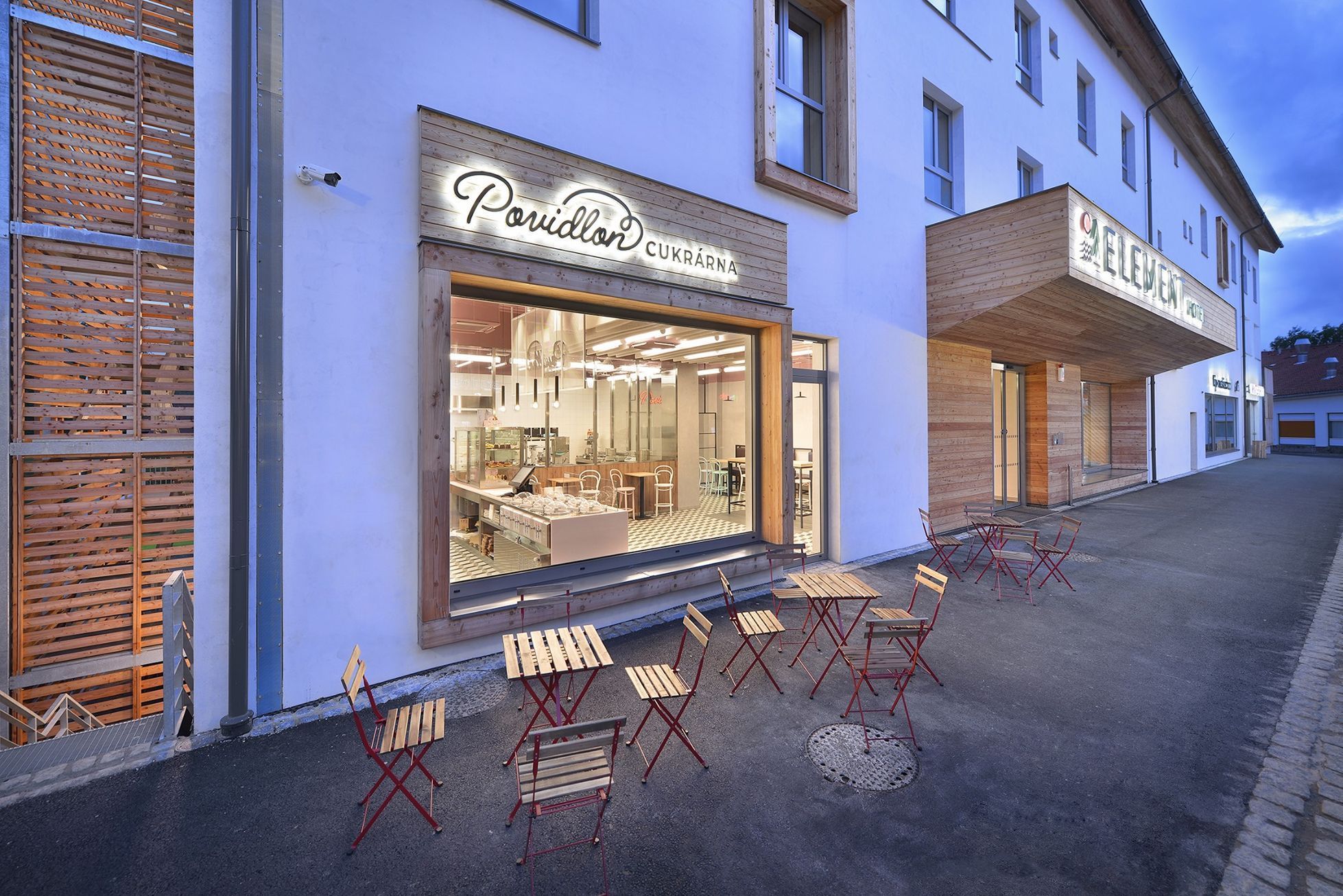 Cukrárna Povidloň Lipno exteriér celý dům vchod posezení
